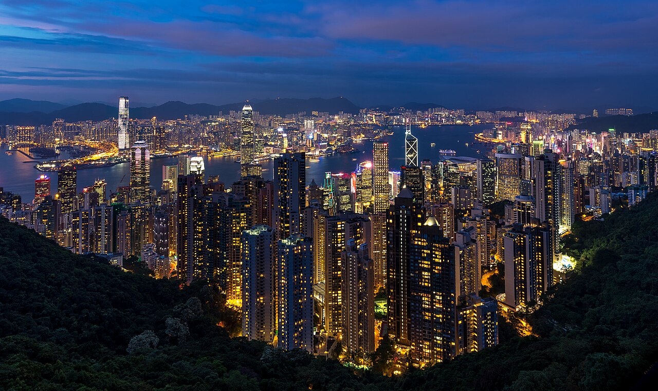 办公桌上的文件与阅读场景